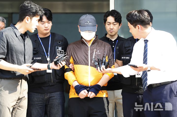 [인천=뉴시스] 김동영 기자 = 30일 오전 인천 남동구 논현경찰서에서 사제총기로 아들을 살해한 혐의 등으로 경찰에 구속된 60대 남성이 검찰에 송치되고 있다. 2025.07.30. dy0121@newsis.com 