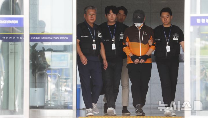 [인천=뉴시스] 김동영 기자 = 30일 오전 인천 남동구 논현경찰서에서 사제총기로 아들을 살해한 혐의 등으로 경찰에 구속된 60대 남성이 검찰에 송치되고 있다. 2025.07.30. dy0121@newsis.com 