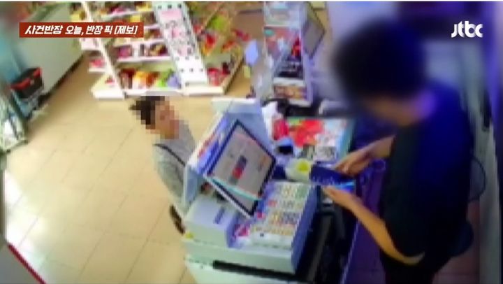 [서울=뉴시스]전남 목포 편의점에서 한 여성이 술을 훔쳐 달아나다 붙잡혀 무릎을 꿇었지만 훔친 술을 모두 되돌려주지 않고 다시 도망갔다는 사연이 알려졌다. (사진=JTBC'사건반장'캡처) *재판매 및 DB금지* *재판매 및 DB 금지