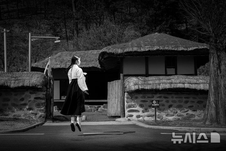 [서울=뉴시스]'독립운동_겹쳐진 시선展' 천안시 유관순열사 생가마을 (사진=강동문화재단 제공) 