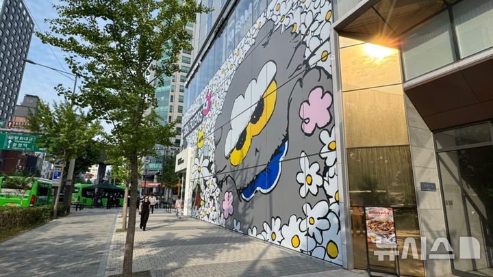 [서울=뉴시스] 윤정민 기자 = IPX(구 라인프렌즈)는 30일 서울 마포구 케이팝스퀘어 홍대점에서 지드래곤과 협업한 캐릭터 지식재산(IP) '조앤프렌즈(ZO&FRIENDS)' 팝업스토어를 열었다. 2025.07.30. alpaca@newsis.com