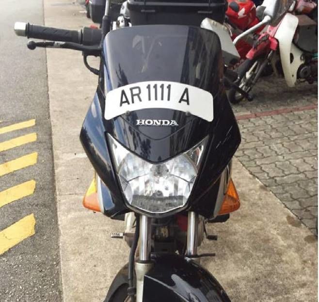 싱가포르에서 시행 중인 스티커형 오토바이 전면번호판. *재판매 및 DB 금지