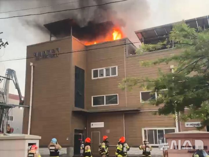 [인천=뉴시스] 지난 29일 오후 인천 서구 오류동의 산업용기계 제조공장에서 원인이 밝혀지지 않은 불이 났다. (사진=인천소방본부 제공) 2025.07.30. photo@newsis.com