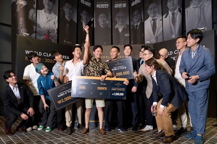 [서울=뉴시스] '월드클래스 코리아' 파이널 대회에 출전한 톱(TOP) 10 바텐더들과 심사위원 모습.(사진=디아지오 코리아 제공) *재판매 및 DB 금지