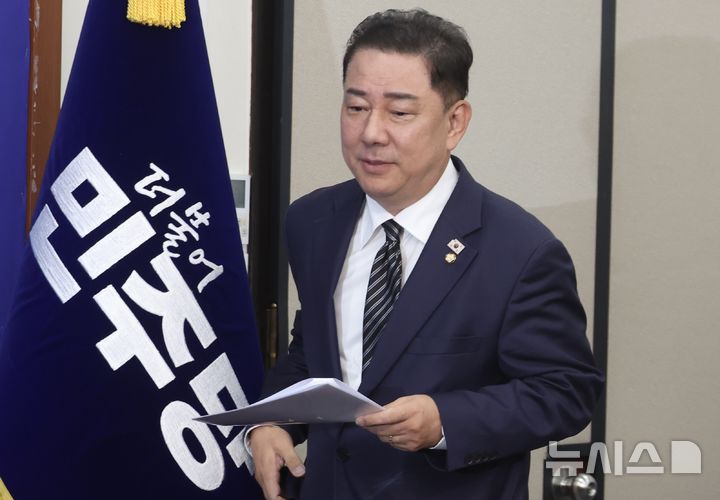 [서울=뉴시스] 조성봉 기자 = 김병기 더불어민주당 당대표 겸 원내대표가 30일 오전 서울 여의도 국회에서 열린 최고위원회의에 참석하고 있다. 2025.07.30. suncho21@newsis.com