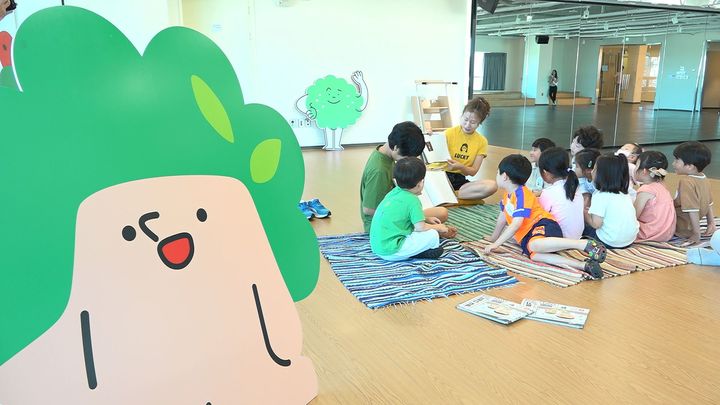 [제주=뉴시스] 제주도는 유치원과 어린이집 방학기간 동안 공무원이 자녀와 함께 출근해서 업무를 보는 '어나더+ 아이함께' 1회차 프로그램을 지난 28일부터 29일까지 제주소통협력센터에서 진행했다. (사진=제주도 제공) 2025.07.30. photo@newsis.com *재판매 및 DB 금지