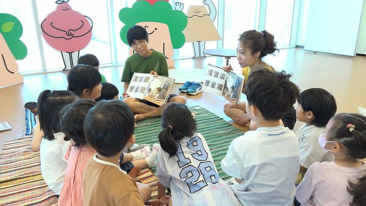 [제주=뉴시스] 제주도는 유치원과 어린이집 방학기간 동안 공무원이 자녀와 함께 출근해서 업무를 보는 '어나더+ 아이함께' 1회차 프로그램을 진행했다. (사진=제주도 제공) 2025.07.30. photo@newsis.com **기사 내용과 관련 없습니다** *재판매 및 DB 금지