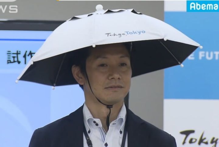 [서울=뉴시스] 일본서 머리에 쓰는 '삿갓형 양산'이 인기를 끌고 있다. (사진 = TV아사히 캡처) 2025.07.30. *재판매 및 DB 금지