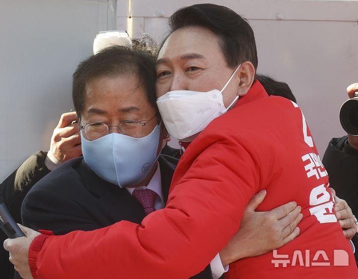 [대구=뉴시스] 전신 기자 = 윤석열 국민의힘 대선 후보가 제20대 대통령선거 공식 선거운동이 시작된 15일 대구 동대구역 광장에서 열린 선거유세에서 홍준표 의원과 포옹을 하고 있다. (공동취재사진) 2022.02.15. photo@newsis.com