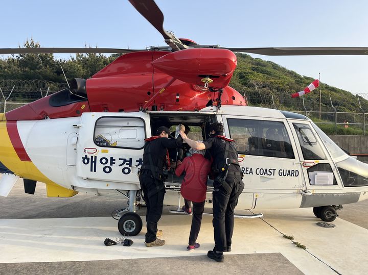 [여수=뉴시스] 여수해경이 섬마을 응급환자를 헬기로 이송하고 있다. (사진=여수해경 제공) 2025.07.30. photo@newsis.com *재판매 및 DB 금지