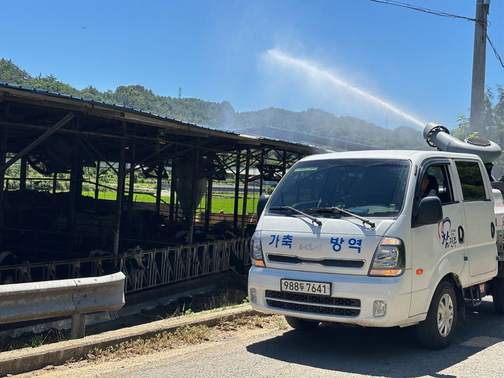 [진주=뉴시스]진주시, 축산농가 폭염피해 최소화 긴급 살수지원.(사진=진주시 제공).2025.07.30.photo@newsis.com *재판매 및 DB 금지