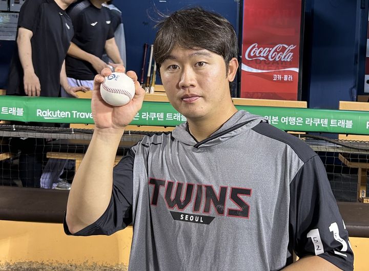 [서울=뉴시스]프로야구 LG 트윈스의 신예 내야수 손용준이 29일 잠실구장에서 열린 2025 신한 쏠뱅크 KBO리그 KT 위즈와의 경기에서 데뷔 첫 역전 결승타를 때려낸 후 첫 타점을 올린 공을 들고 기념사진을 찍고 있다. (사진=LG 트윈스 제공) 2025.07.30. *재판매 및 DB 금지
