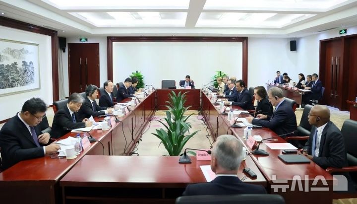 [서울=뉴시스]리러청 중국 공업정보화부 부장이 29일 베이징에서 자국을 방문한 미국 재계 대표단과 회담을 갖고 외국 기업에 대한 서비스와 지원을 지속적으로 강화하겠다고 밝혔다. 회담이 진행 중인 모습. <사진출처: 공업정보화부 사이트> 2025.07.30