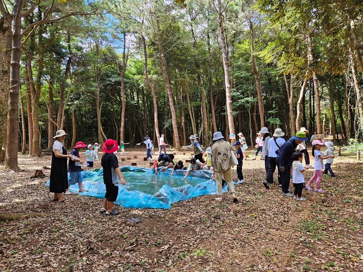 [제주=뉴시스] 29일 오전 산림청 서부산림청 제주국립산림생태관리센터에서 마련한 '숲 속 물놀이' 여름방학 프로그램에 참가한 어린이 등이 흥겨운 시간을 보내고 있다. (사진=제주 국립산림생태관리센터 제공) 2025.07.30. photo@newsis.com *재판매 및 DB 금지