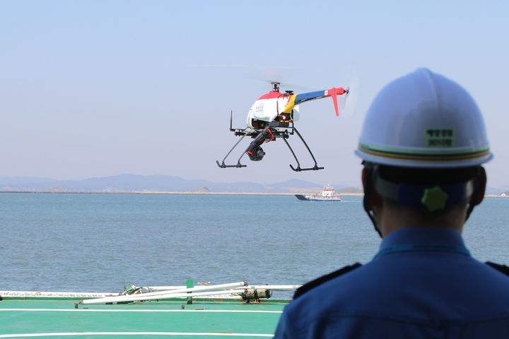 [익산=뉴시스] 무인헬리콥터가 배치된 군산해경 대형함정 3010함에서 함상 이착륙 및 미션 부여 훈련이 진행되고 있다. (사진=해경 제공) 2025.07.30. photo@newsis.com *재판매 및 DB 금지