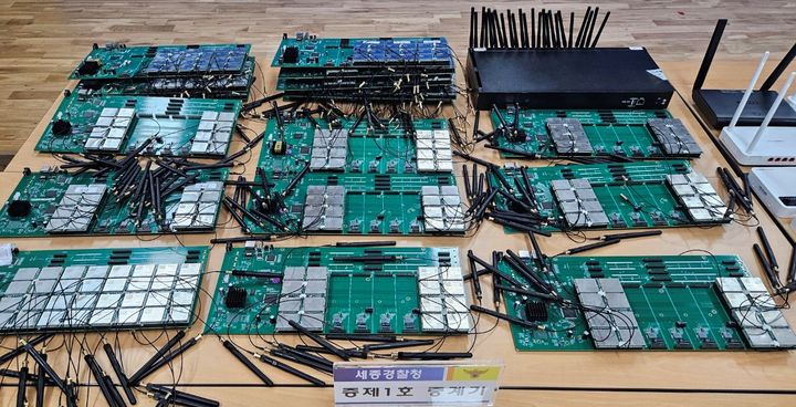 [세종=뉴시스] 전화 금융사기 조직으로부터 해외 발신 번호를 국내 번호로 바꿔준 일당 20명이 검찰에 송치됐다.(사진=세종경찰청 제공) 2025.07.30. photo@newsis.com *재판매 및 DB 금지