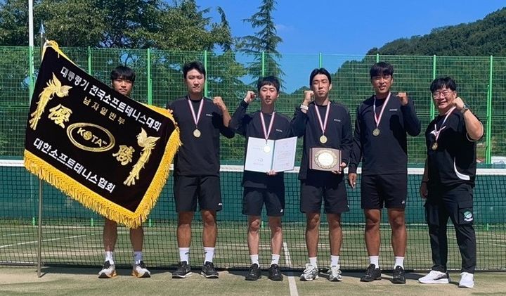[대전=뉴시스] 조명휘 기자 = 대전 동구 소프트테니스팀이 최근 전북 순창군에서 열린 '제63회 대통령기 전국 소프트테니스대회'에서 남자 일반부 단체전 우승을 차지한 뒤 기념사진을 찍고 있다. (사진= 동구청 제공) 2025.07.30. photo@newsis.com *재판매 및 DB 금지