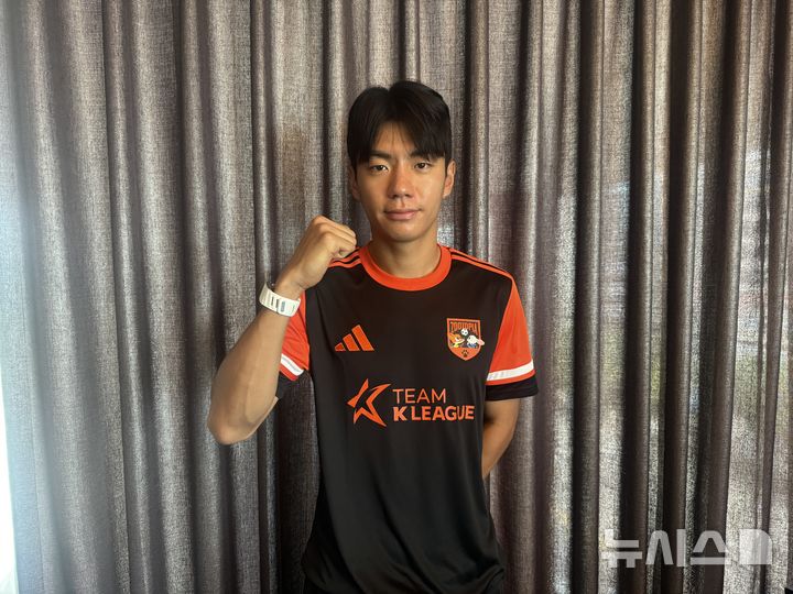 [수원=뉴시스] 프로축구 K리그 올스타격인 팀 K리그에 속한 K리그1 전북현대 공격수 전진우가 30일 오전 라마다프라자 수원호텔에서 잉글랜드 프로축구 프리미어리그(EPL) 뉴캐슬 유나이티드와의 2025 쿠팡플레이 시리즈 1경기를 앞둔 인터뷰를 진행한 뒤 포즈를 취하고 있다. 2025.07.30. wlsduq123@newsis.com