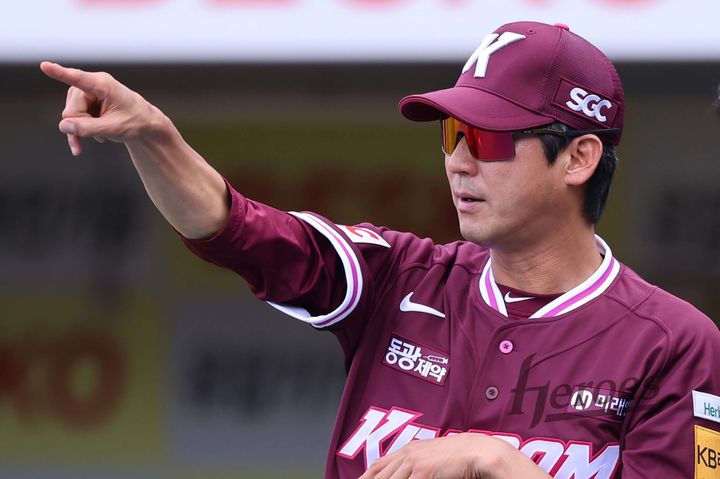 [서울=뉴시스] 프로야구 키움 히어로즈의 설종진 감독대행이 20일 대구 삼성라이온즈파크에서 열린 2025 신한 쏠뱅크 KBO리그 삼성 라이온즈와의 경기를 지켜보고 있다. (사진=키움 히어로즈 제공) 2025.07.20. *재판매 및 DB 금지