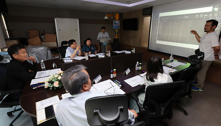 [인천=뉴시스] 박종효 인천 남동구청장이 최근 CCTV 통합관제센터에서 개최된 지능형 선별관제시스템의 시연회에 참석해 시스템의 주요 기능과 실제 활용 사례, 운영 방안을 공유하고 있다. (사진=남동구 제공) 2025.07.30. photo@newsis.com *재판매 및 DB 금지