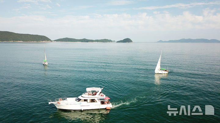 [광주=뉴시스] 전남 완도군은 내달 14일까지 신지 명사십리 일원에서 '무료 해양 레저 스포츠 체험 프로그램'을 운영한다. (사진=완도군 제공) 2025.07.30. photo@newsis.com *재판매 및 DB 금지