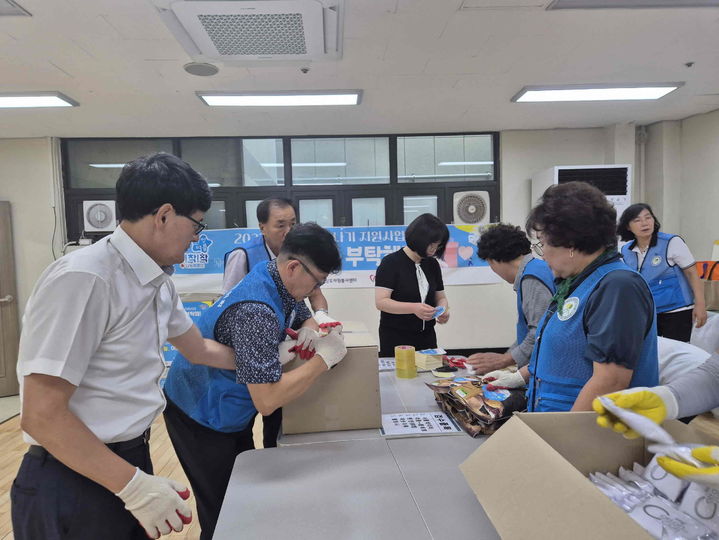 [밀양=뉴시스] 밀양시자원봉사센터 봉사자들이 희망여름 착!착!착! 키트를 만들고 있다. (사진=밀양시 제공) 2025.07.30. photo@newsis.com *재판매 및 DB 금지