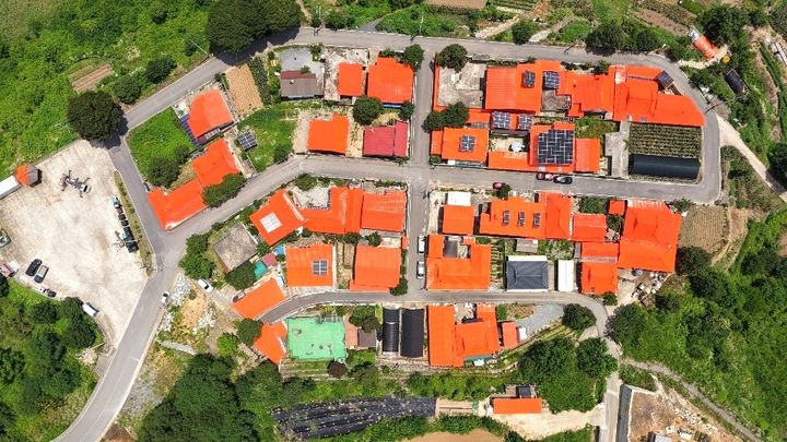 감빛으로 물든 단양 산촌마을…하진리 주택 지붕 새단장