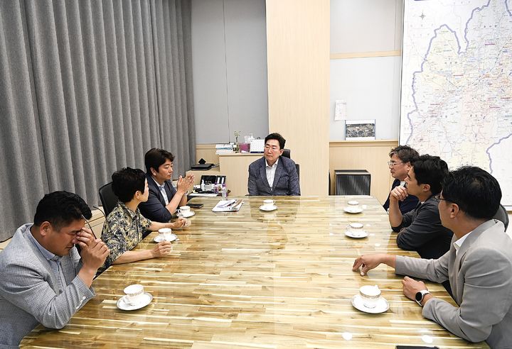 [원주=뉴시스] 이덕화 기자 = 28일 원강수 원주시장과 더불어민주당 시의원들이 전격 회동한 가운데 아카데미친구들(아친)의 검찰 구형에 대한 해결책을 논의하고 있다. 2025.07.28. wonder8768@newsis.com *재판매 및 DB 금지