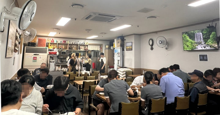 [서울=뉴시스] 이재원 인턴기자 = 30일 중복을 맞은 서울 마포구의 한 삼계탕집. 2025.07.30. photo@newsis.com *재판매 및 DB 금지