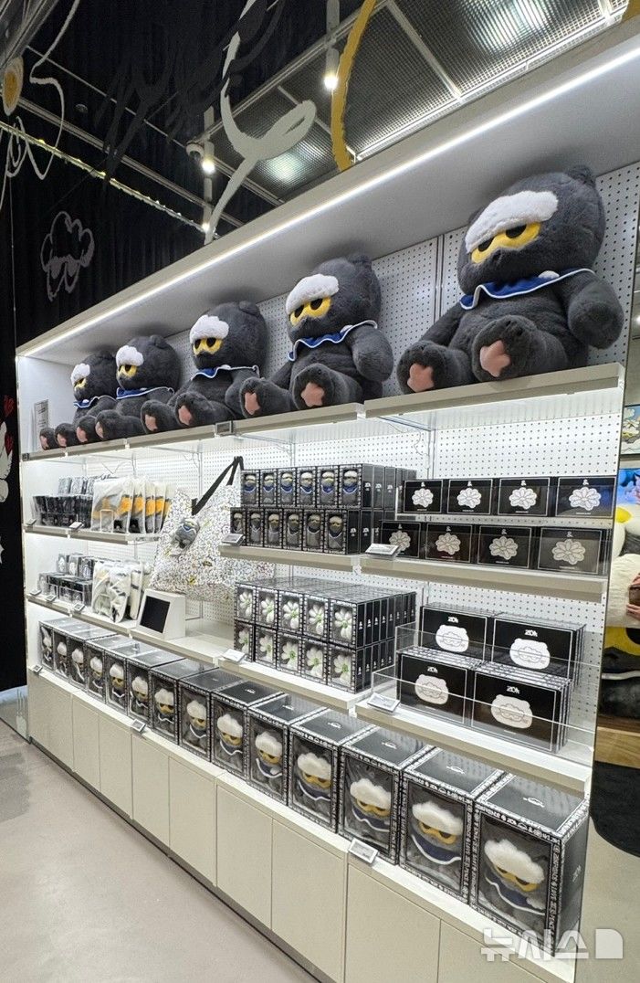 [서울=뉴시스] 윤정민 기자 = IPX(구 라인프렌즈)는 30일 서울 마포구 케이팝스퀘어 홍대점에서 지드래곤과 협업한 캐릭터 지식재산(IP) '조앤프렌즈(ZO&FRIENDS)' 팝업스토어를 열었다. 2025.07.30. alpaca@newsis.com