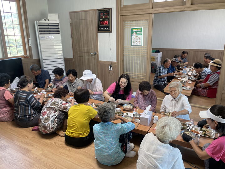 [양산=뉴시스] 양산 여성리더대학 11기 교육생들이 최근 집중폭우 피해를 입은 산청군 신등면 율현마을을 방문해 중식제공 봉사활동을 하고 있다. (사진=양산시 제공) 2025.07.30. photo@newsis.com *재판매 및 DB 금지