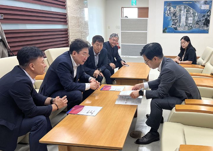 30일 원강수 원주시장과 김민재 행정안전부 차관 면담 모습. *재판매 및 DB 금지