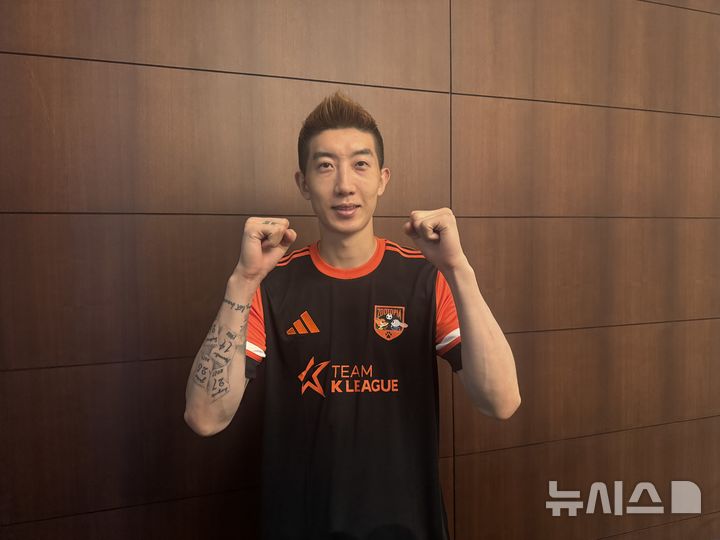 [수원=뉴시스] 프로축구 K리그 올스타격인 팀 K리그에 속한 K리그1 울산 HD 골키퍼 조현우가 30일 오전 라마다프라자 수원호텔에서 잉글랜드 프로축구 프리미어리그(EPL) 뉴캐슬 유나이티드와의 2025 쿠팡플레이 시리즈 1경기를 앞둔 인터뷰를 진행한 뒤 포즈를 취하고 있다. 2025.07.30. wlsduq123@newsis.com 