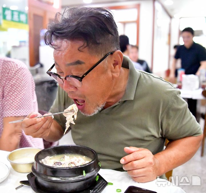 [광주=뉴시스] 이현행 기자 = 삼복더위 중 두 번째 복날을 맞은 29일 오전 광주 서구 치평동 한 삼계탕 전문점에서서 손님이 삼계탕을 먹고 있다. 2025.07.30. lhh@newsis.com