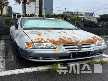 [제주=뉴시스] 제주시가 해수욕장 주차장 내 차량에서 10년동안 거주하던 50대에게 주거 지원 등 맞춤형 복지 서비스를 제공했다. 사진은 50대가 거주하던 차량. (사진=제주시 제공) 2025.07.30. photo@newsis.com