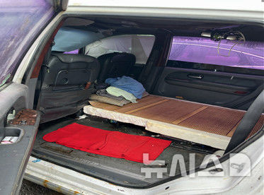 [제주=뉴시스] 제주시가 해수욕장 주차장 내 차량에서 10년동안 거주하던 50대에게 주거 지원 등 맞춤형 복지 서비스를 제공했다. 사진은 50대가 거주하던 차량. (사진=제주시 제공) 2025.07.30. photo@newsis.com 