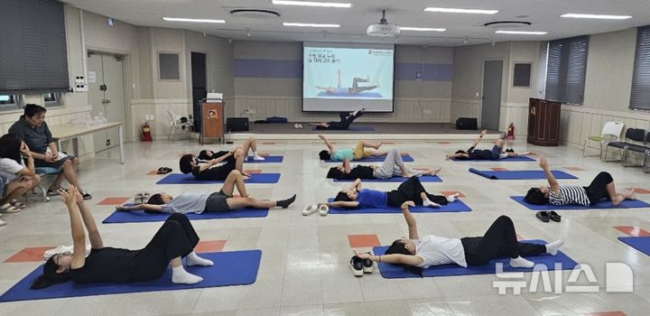 [안성=뉴시스] 안성시 척추측만증 운동교실 모습 (사진=안성시 제공) 2025.07.30.photo@newsis.com 