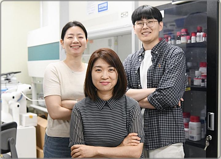 [대전=뉴시스] 표면증강 라만분광법(SERS) 기반 초고감도 다중 정량 검출 플랫폼을 개발한 표준연구원 연구진.(뒷줄 좌측부터 시계방향으로)백아름·김령명 선임연구원, 유은아 책임연구원.(사진=표준연구원 제공) *재판매 및 DB 금지