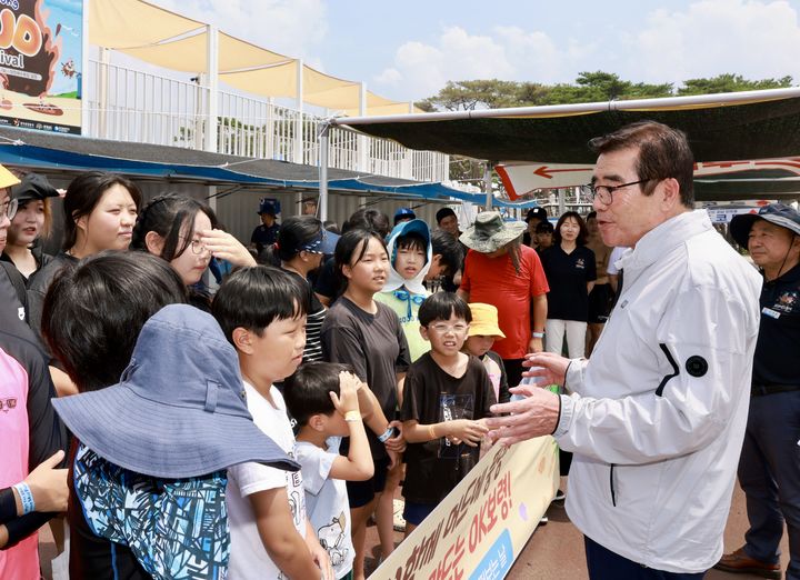  [보령=뉴시스] 제28회 보령머드축제장을 찾은 보령지역 다자녀 가구 구성원들과 이야기를 나누는 김동일 보령시장. (사진=보령시청 제공) *재판매 및 DB 금지