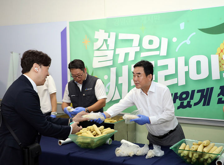 최철규 강원랜드 대표이사 직무대행이 30일, 정선지역에서 재배한 옥수수 3만여 개를 구매하고 있다.(사진=강원랜드 제공) *재판매 및 DB 금지