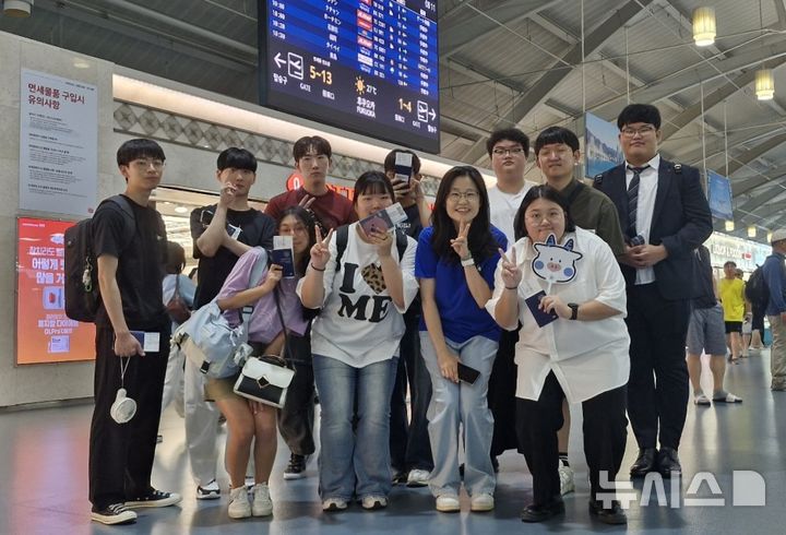 [창원=뉴시스]마산대학교 일본어커뮤니케이션과 1학년 김현빈 등 일본 연수단 10명이 지난 29일 김해공항에서 출국에 앞서 기념촬영하고 있다.(사진=마산대 제공) 2025.07.30. photo@newsis.com