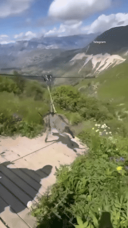 [뉴시스] 관광 홍보용으로 촬영된 100m 절벽 위 당나귀 짚라인 하강 장면.(영상=데일리메일) *재판매 및 DB 금지