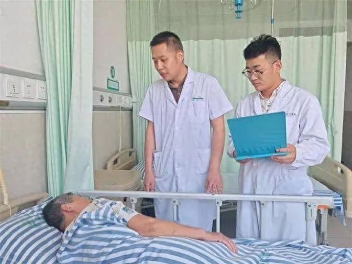 [뉴시스] 엉덩이 화상을 입은 왕씨를 의사들이 진료하는 모습. (사진=시나뉴스) 2025.7.30 *재판매 및 DB 금지