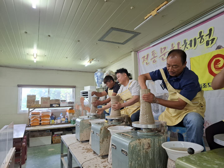 [여주=뉴시스]여주교육청 직원들의 도자기 체험 교육(사진=여주교육지원청 제공)2025.07.30.photo.newsis.com *재판매 및 DB 금지