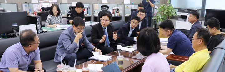 [대전=뉴시스] 30일 목성호 특허청 차장(왼쪽줄 왼쪽서 세번째)이 정부대전청사에서 위조상품 유통방지 종합대책에 대해 설명하고 있다.(사진=특허청 제공) *재판매 및 DB 금지