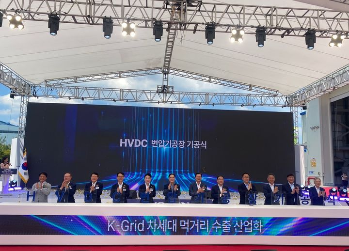 [창원=뉴시스] 강경국 기자 = 30일 효성중공업㈜ 경남 창원국가산단 내 제3공장에서 HVDC(초고압 직류 송전) 변압기 공장 기공식이 개최되고 있다. (사진=창원시청 제공). 2025.07.30. photo@newsis.com *재판매 및 DB 금지