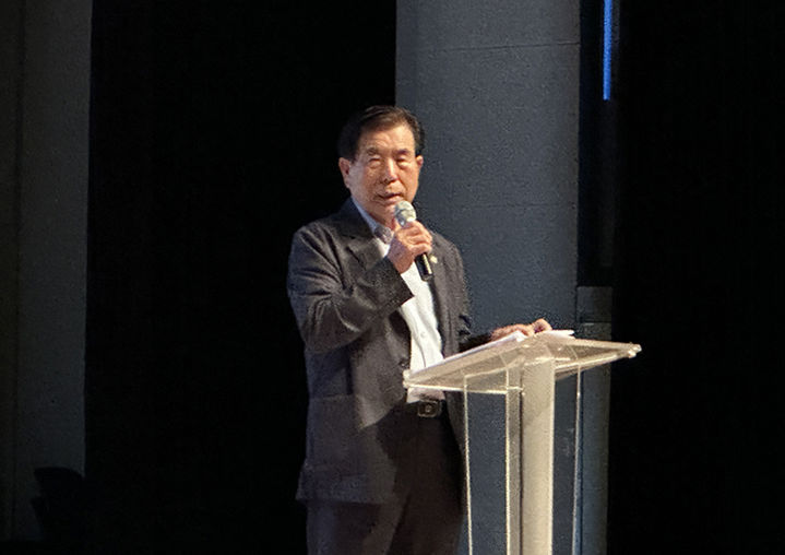 30일 태백문화예술회관 소공연장에서 태백출신의 자수성가형 기업인 강국창 ㈜동국성신 회장이 시민과 공무원을 대상으로 특별 강연을 하고 있다.(사진=태백시 제공) *재판매 및 DB 금지