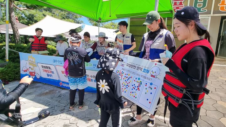 [광주=뉴시스] 대한적십자사 광주전남지사 '구명조끼 착용 생활화 캠페인'. (사진=대한적십자사 광주전남지사 제공) 2025.07.30. photo@newsis.com *재판매 및 DB 금지