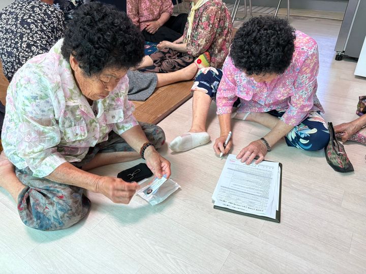 [광양=뉴시스] 전남 광양시가 찾아가는 민생회복 소비 쿠폰 신청 서비스를 하고 있다. (사진=광양시 제공) 2025.07.30. photo@newsis.com *재판매 및 DB 금지