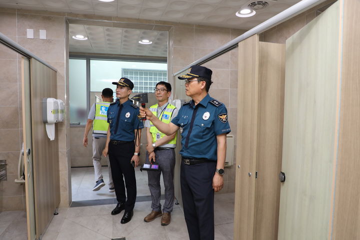 [부안=뉴시스] 30일 불법 촬영 장비 점검을 위해 전북 부안군 고사포 해수욕장을 찾은 김철문 전북경찰청장(오른쪽)이 카메라 감지 장비를 든 채 화장실 내부를 살펴보고 있다. (사진=전북경찰청 제공) 2025.07.30. photo@newsis.com *재판매 및 DB 금지